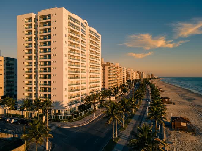 Prédio residencial branco na avenida da praia